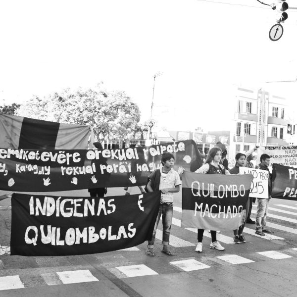Indígenas e Quilombolas ocupam a frente do Incra-RS