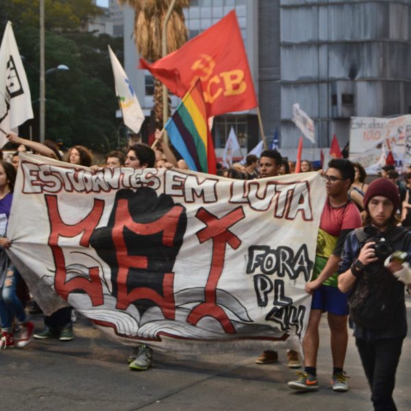 Memórias de protestos, SUS, navios de guerra e Galeano